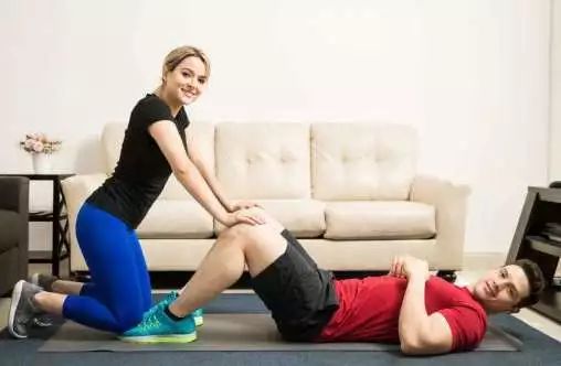 怎么容易练出腹肌 新式仰卧起坐推荐给大家