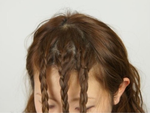 首页 美容美妆 正文 刘海编发图解教程 清爽减龄的甜美小清新 刘海