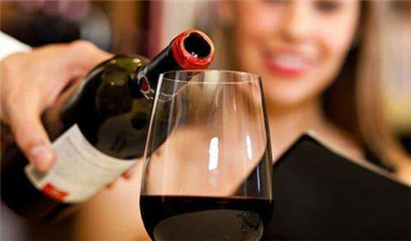 女人睡前喝红酒好吗女性睡前喝红酒好不好
