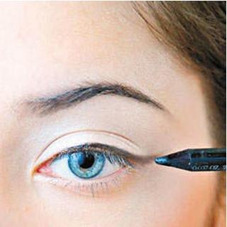 蓝色双眼线的画法 打造夏日创意眼妆 双眼线的画法步骤一:眼影刷蘸取