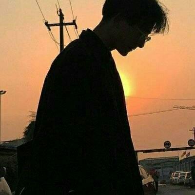微信头像男图片深沉男人背影 男人是需要深沉的