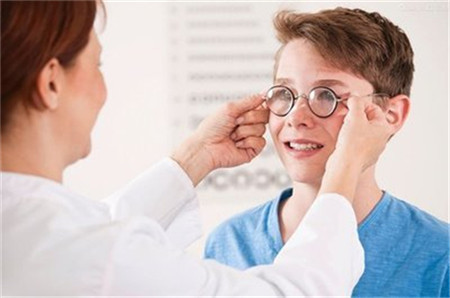 近视眼手术治疗最佳年龄是多大