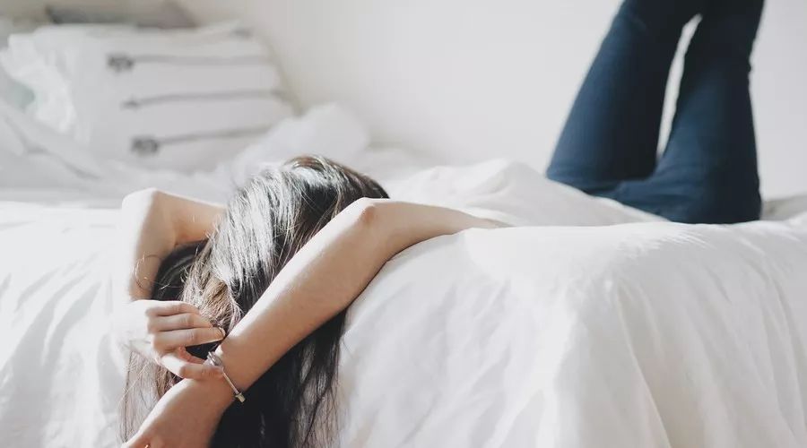 女性来月经时什么颜色才正常?警惕经血颜色加