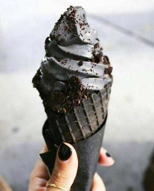 一个甜筒冰淇淋的热量是多少炭黑冰淇淋好吃吗