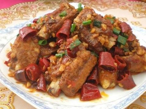 做法麻辣家常做好吃?家常麻辣排骨的排骨芋头排骨汤怎么v做法窍门图片