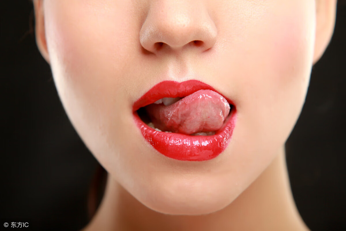 舌苔发白增厚是什么原因呢(厚厚的一层白舌苔是什么原因)