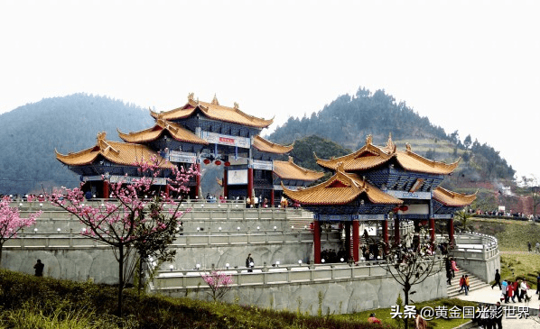 夏先斗与其儿子夏长春(四川职业技术学院讲师)到灵泉寺观音阁游览时