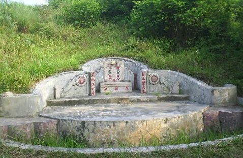 坟前地长为吉,满平为大吉.