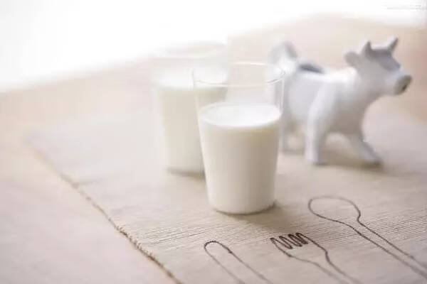 奶粉和牛奶哪个更好更有营养(奶粉和牛奶哪个更好)