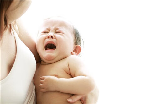 婴儿 一吃奶就哭(婴儿为什么一吃奶就哭)