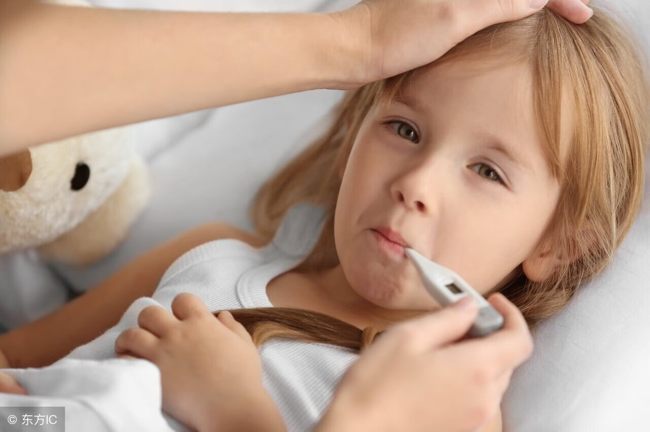 小孩子发烧了最好的降温方法是什么(小孩子发烧怎么处理最好最快)