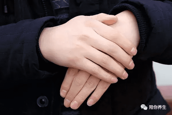 冬天手脚冰凉怎么回事(男性冬天手脚冰凉是什么原因)
