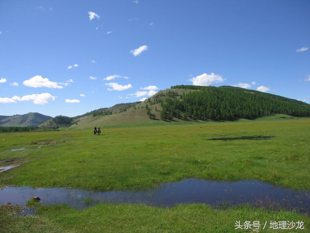 位于哈萨克斯坦中部,北接西西伯利亚平原,东缘多山地,西南部为图兰低