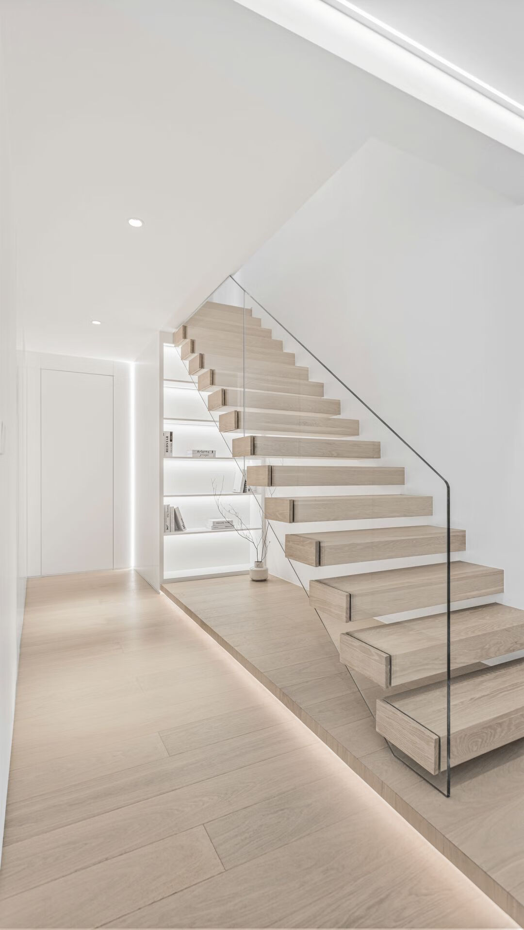 一楼的房间全部采用隐藏暗门融入在房间过道,并在墙角做了线灯光源做