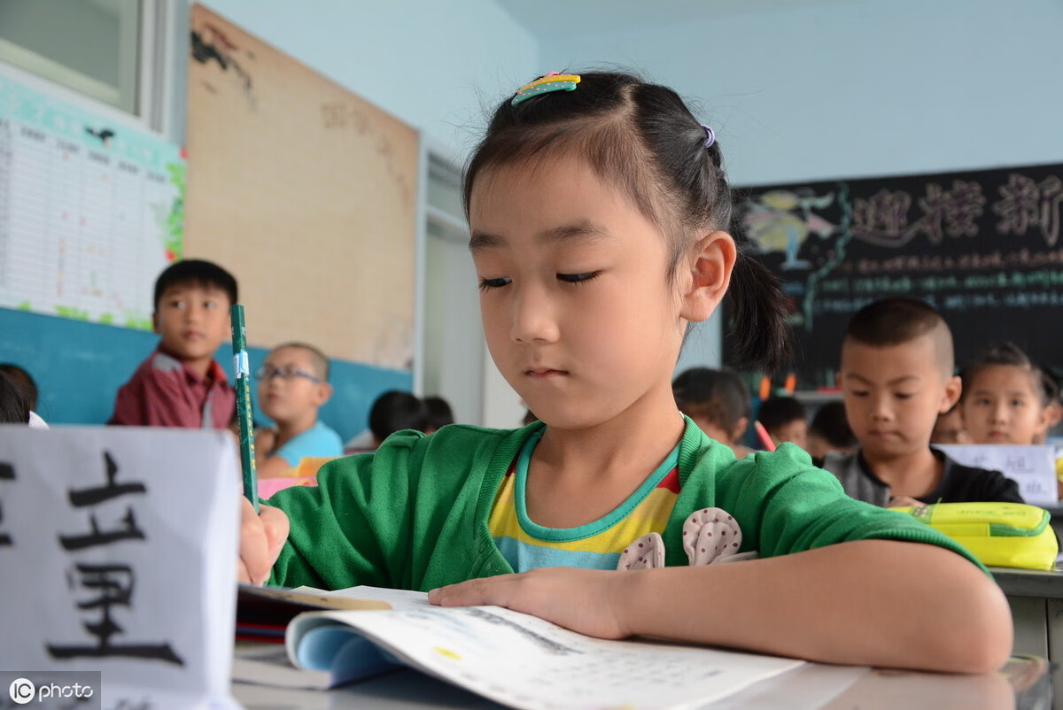 小学一年级学生期末优秀操行评语