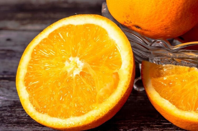 吃橙子的好处与功效(吃橙子的好处和禁忌)