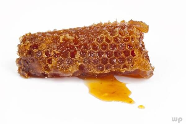 蜂蜜什么时候喝最好最佳(喝蜂蜜水的好处和最佳时间)