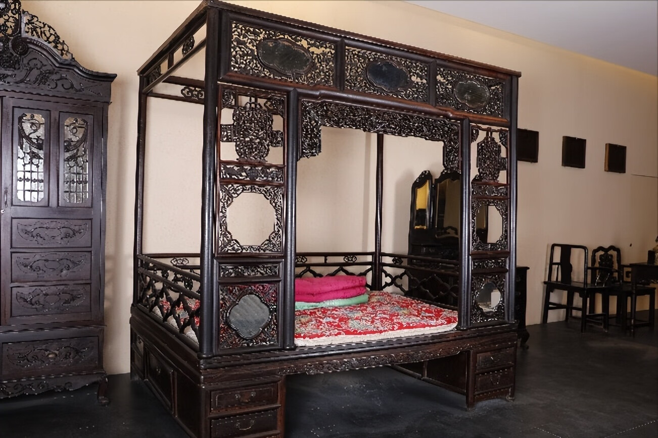 镜子为什么不能对床风水(床头放镜子好不好,但镜子不对着床)