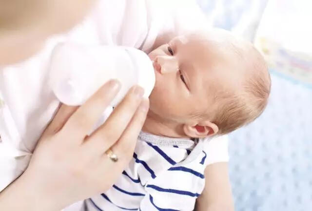 婴儿不吃奶粉怎么办有什么办法(两个月婴儿不吃奶粉怎么办)