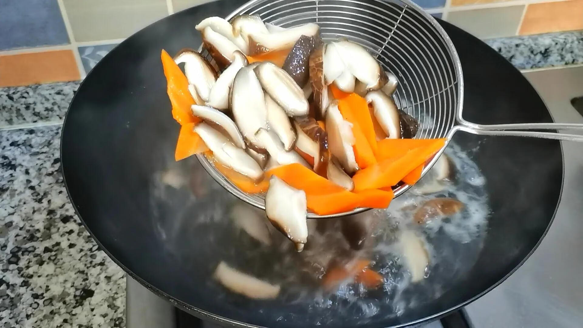 香菇怎么炒好吃家常做法(香菇的最佳吃法)