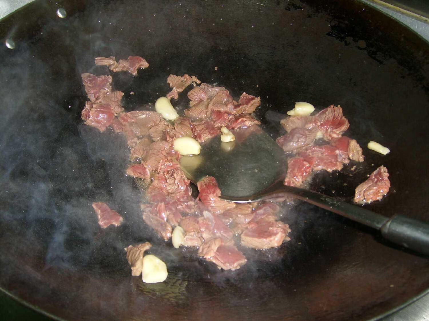 青椒炒牛肉用什么牛肉(青椒炒牛肉怎么炒好吃窍门)