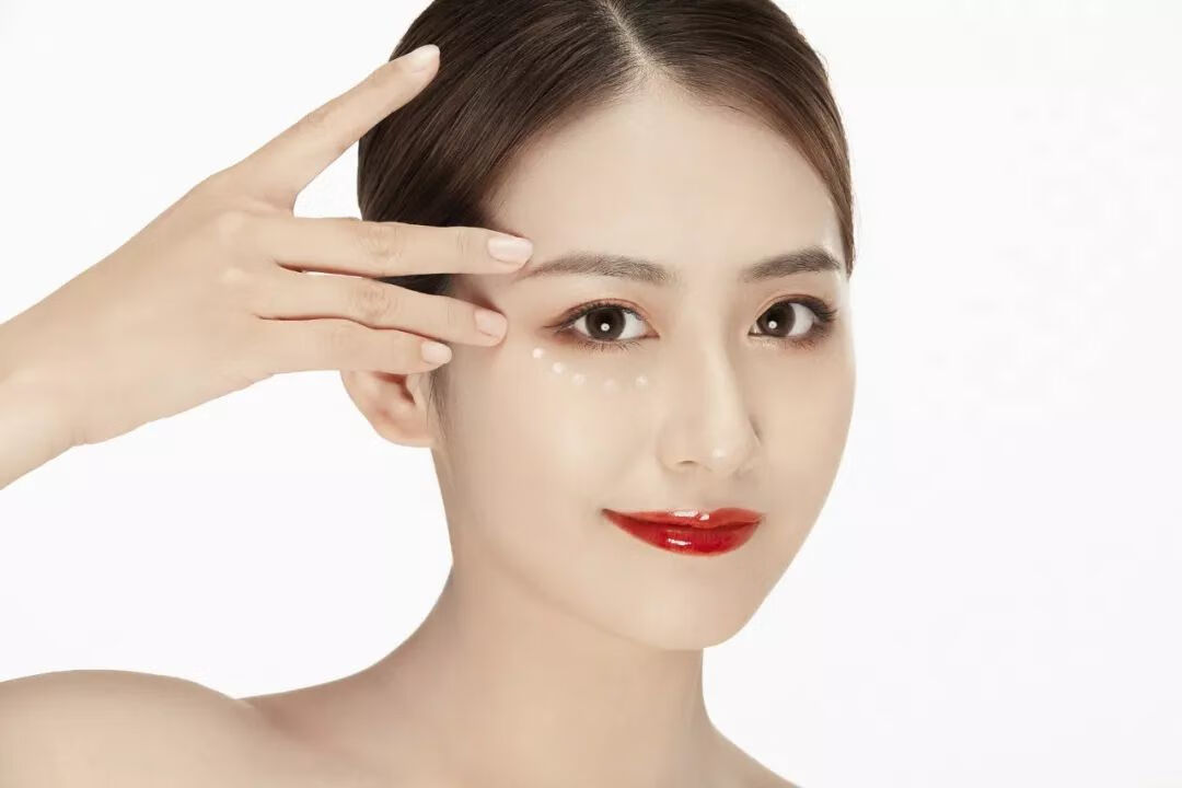 眼皮上长了个小疙瘩是怎么回事图片(上眼皮长出一个凸起的肉疙瘩)