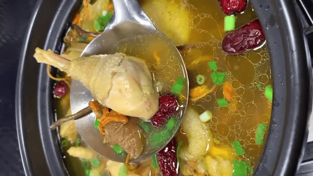 鸡汤怎么炖好喝又营养(好喝的鸡汤做法)