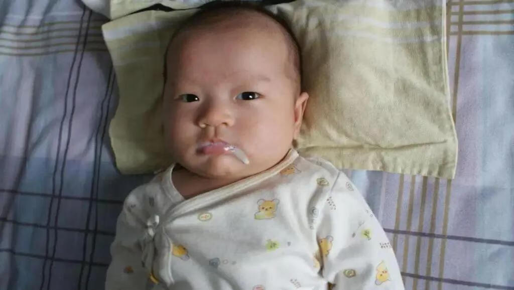 宝宝经常吐奶怎么办?(婴儿为什么老是吐奶怎么办)