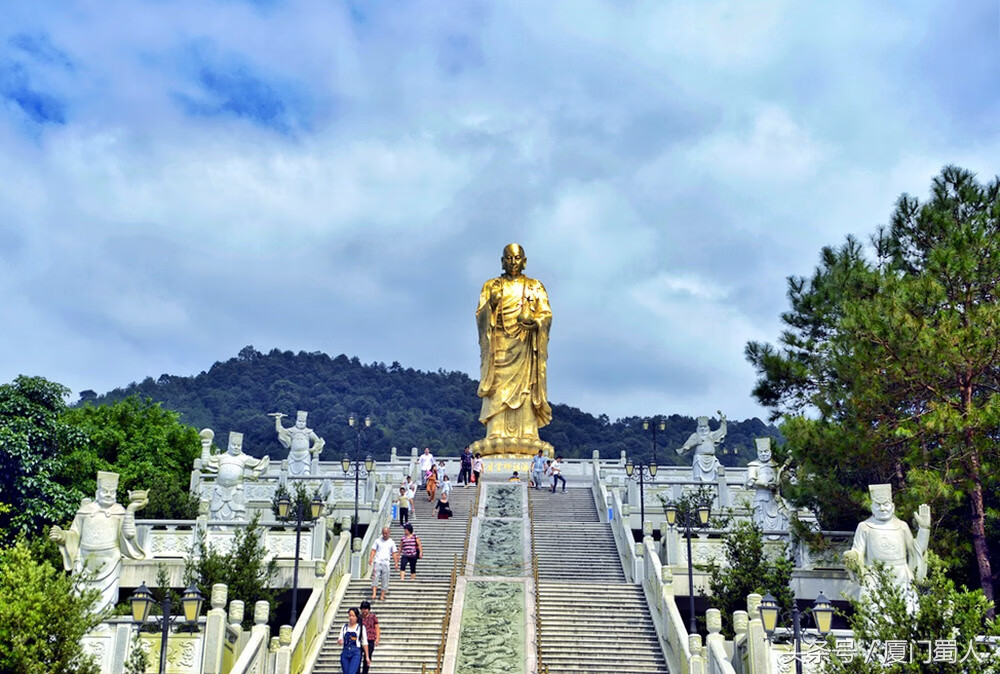 沿着三阶登山,两侧立着神像雕塑,细细品味,禅意无限麒麟台转经桶,福