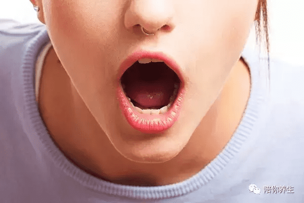 舌头发白是怎么回事儿?(舌头发白什么情况)