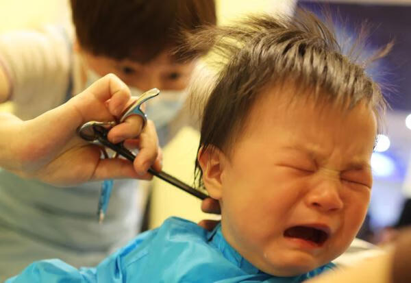 2019年剪头发的风水 自己给孩子剪头发怎么剪好看
