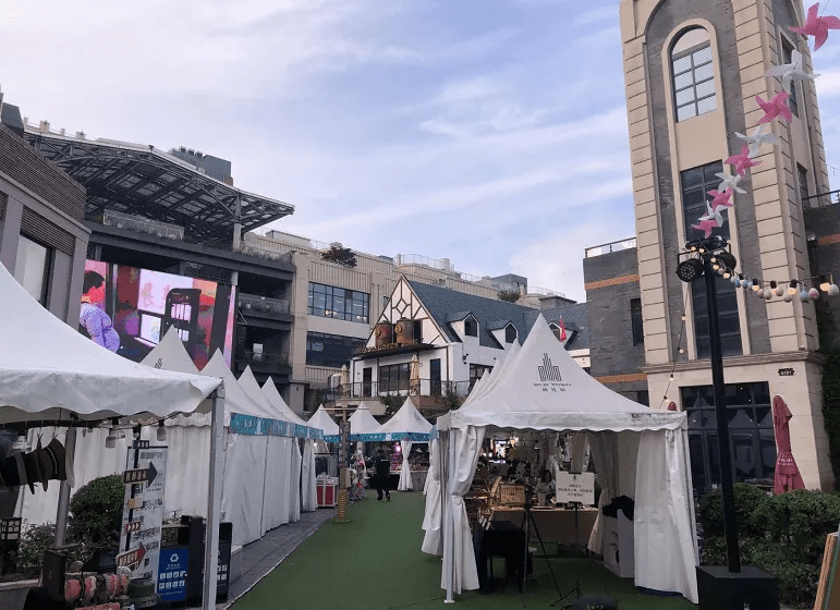 除此之外,乐坊虹井生活广场作为老一代社区商业也在发挥余热.