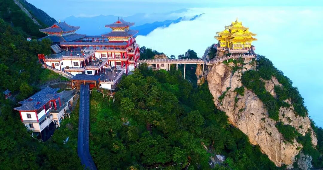 8月份去哪儿旅游合适(8月份适合旅游的地方)