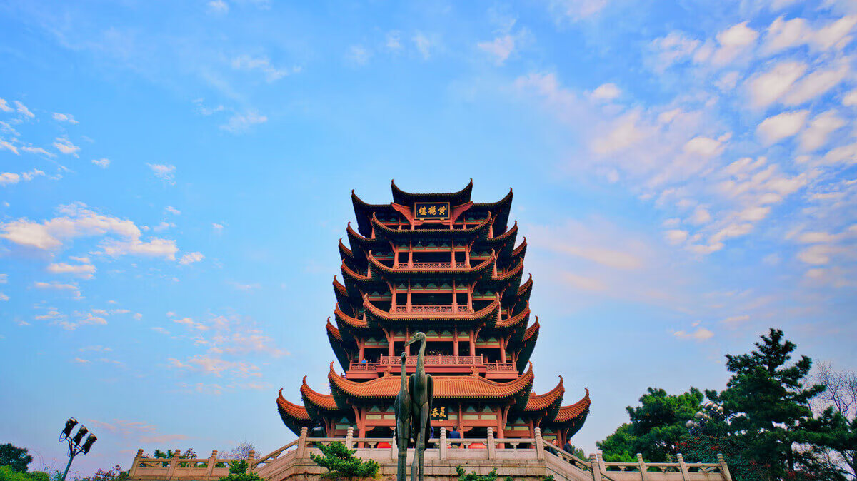 李白登黄鹤楼的三首诗是哪三首李白三登黄鹤楼所写的三首诗