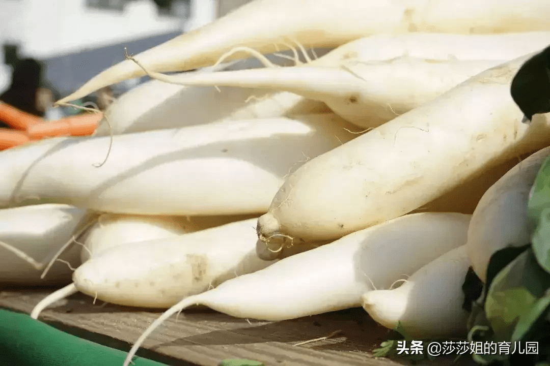 舌头发黄开裂是怎么回事(舌头表面发黄是怎么回事)