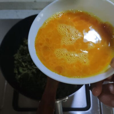香椿炒蛋怎样做(香椿芽炒蛋)
