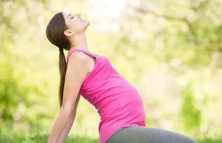 怀孕三个月胎儿在肚子哪个位置(怀孕三个月胎儿发育标准)
