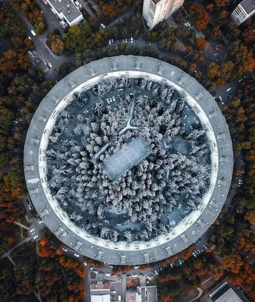 围合式居住建筑布局起源于中国,但国外个别地区也存在这种围合式建筑