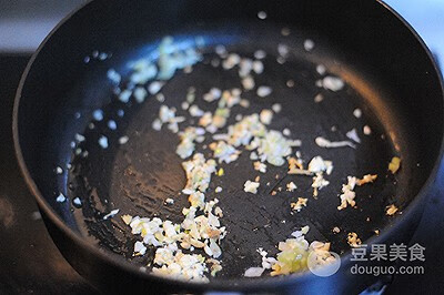 鱼香茄子煲的做法步骤(鱼香肉丝茄子煲怎样做)