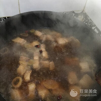 五花肉炖豆角的做法(五花肉炒豆角的家常做法)