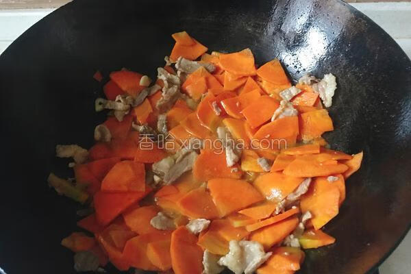 胡萝卜炒肉的家常做法(胡萝卜炒肉怎么炒)