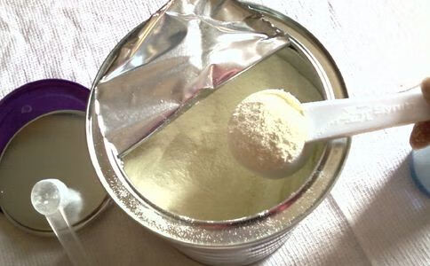 婴儿腹泻能吃奶粉吗?(孩子腹泻可以喝奶粉么)