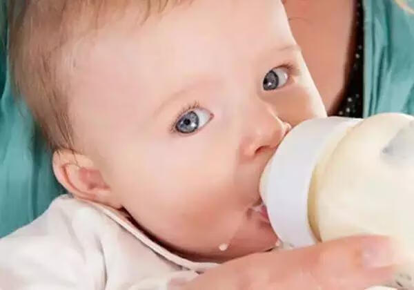 婴儿不吃奶粉怎么办有什么办法(两个月婴儿不吃奶粉怎么办)