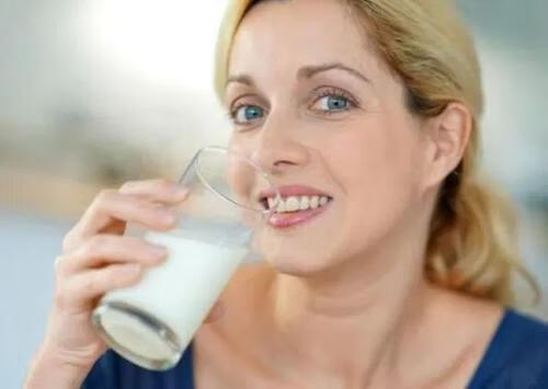晚上睡前喝牛奶几点喝(晚上睡前一杯牛奶好吗)
