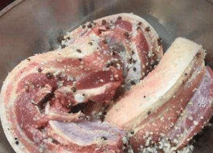 腊肉怎么腌制颜色好看(自家腌制腊肉的做法步骤图)