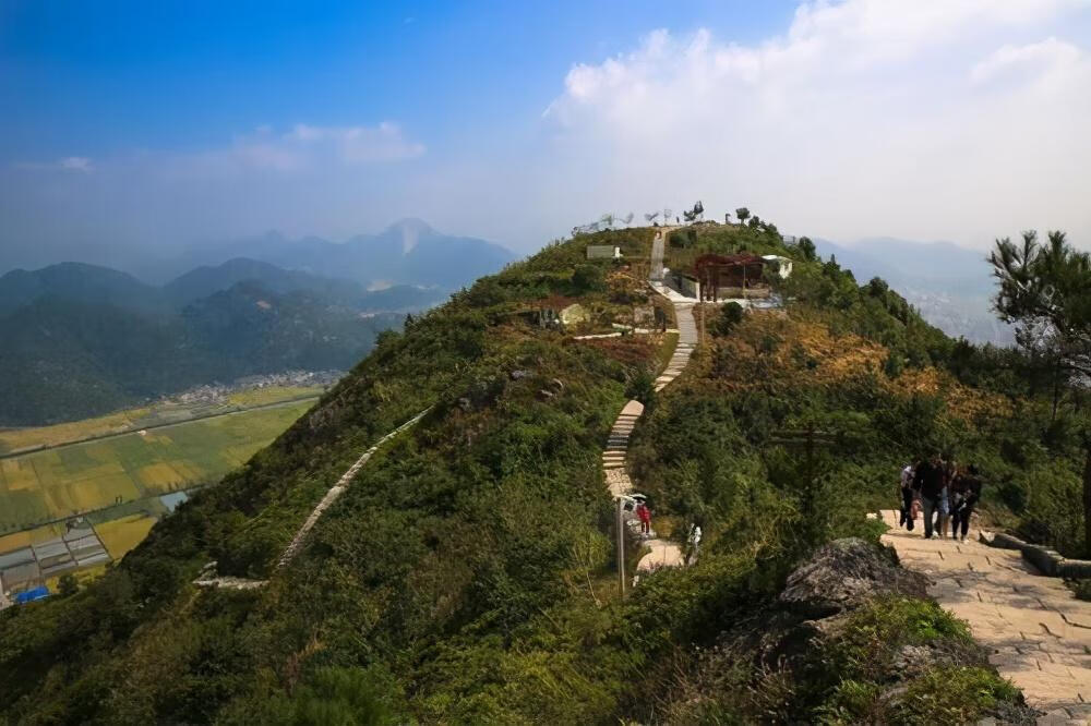 东蒙山位于温州永嘉境内的乌牛镇,西攀胜美尖,境内崇山峻岭,风景优美