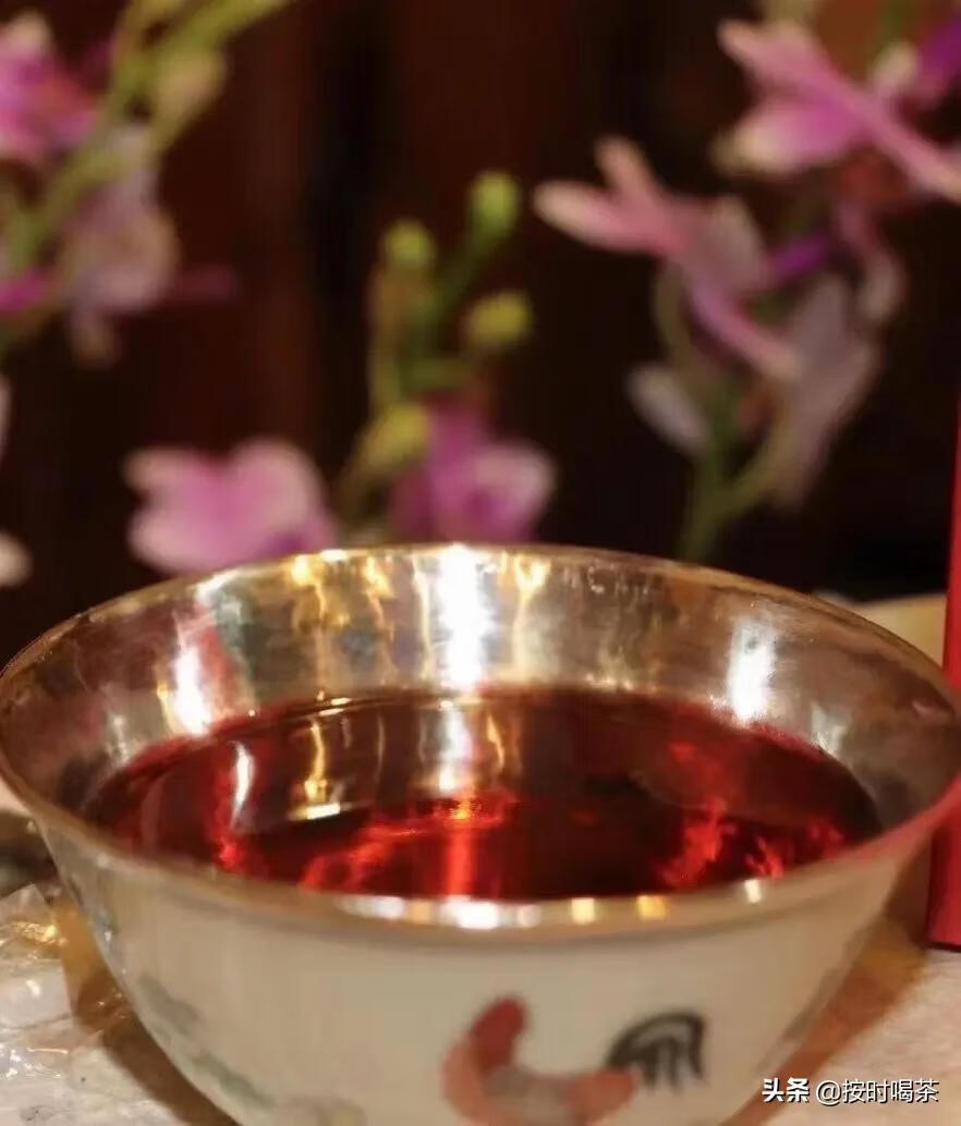 秋季喝什么茶好呢(秋季宜饮用哪种茶)