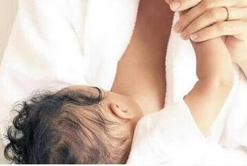 五十天婴儿吃奶时哭(婴幼儿一吃奶就哭是怎么回事)