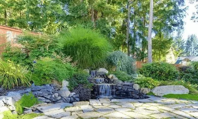 在房顶建水池可以吗风水(房屋后有水池风水好不好)