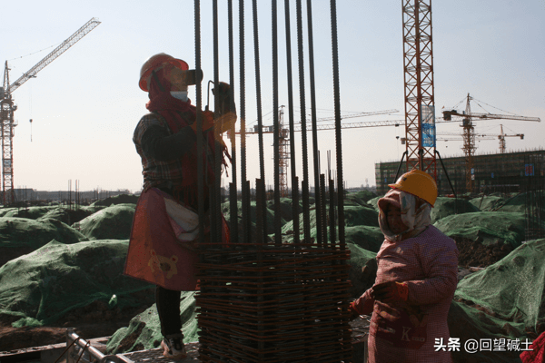 什么叫 风餐露宿？      请看这些建设者